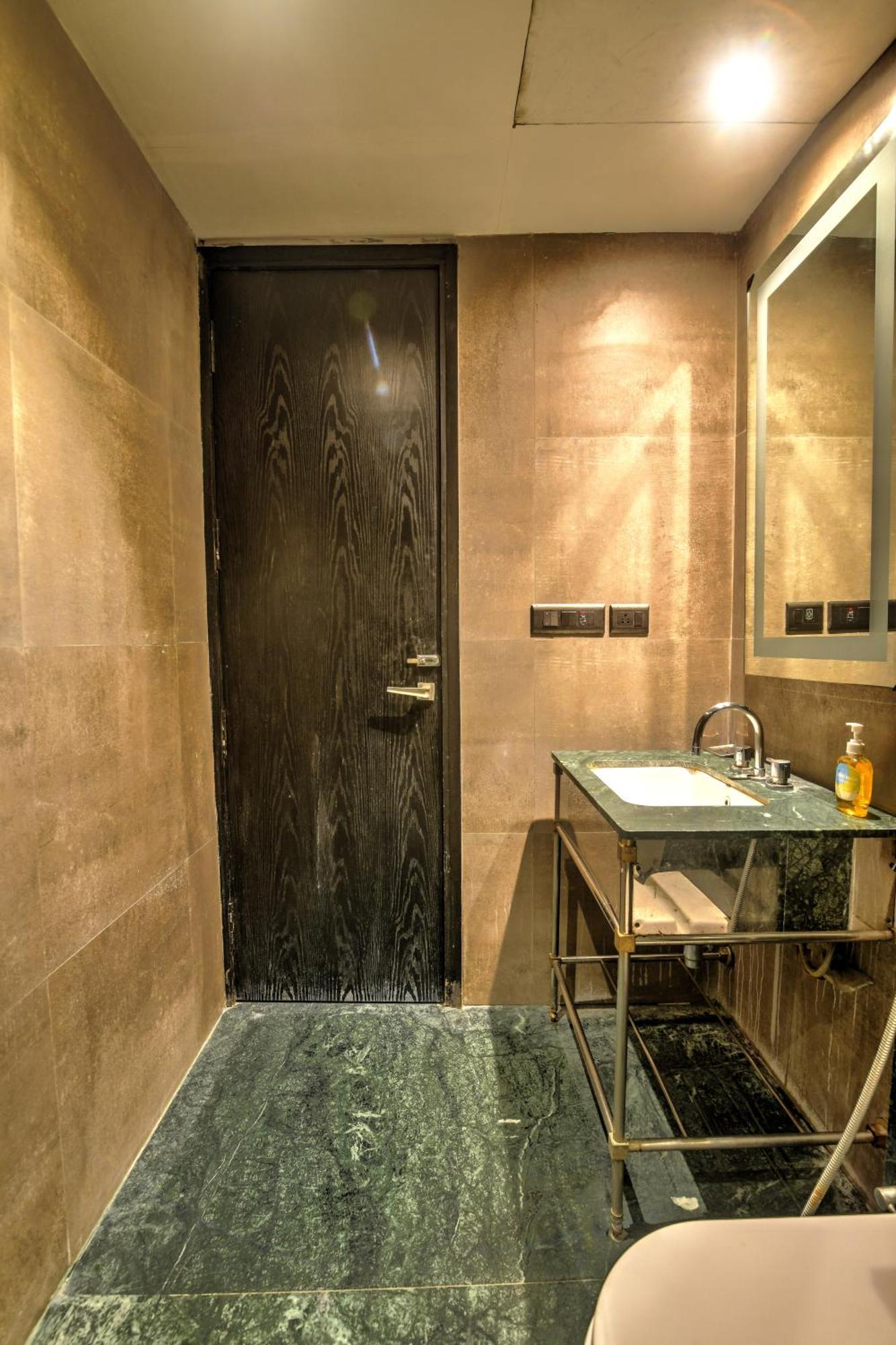 Foxoso Delhi Airport Hotel 4*